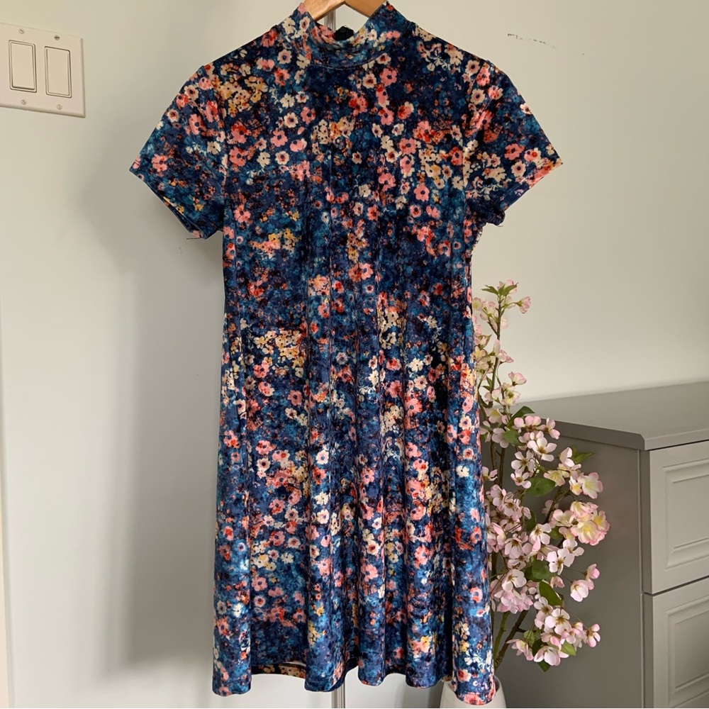 DESIGN LAB LORD&TAYLOR SHORT SLEEVED VELVET FLORAL DRESS / SMALL